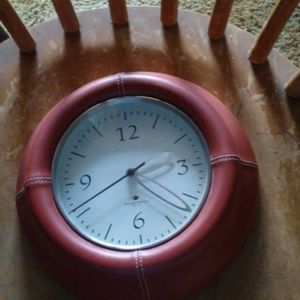 BEAUTIFUL LEATHER WALL CLOCK. UNIQUE.
